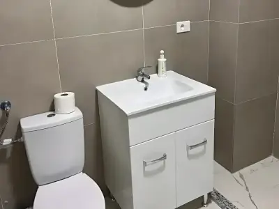 Garsoniera inchiriere Sector 4 Bucuresti baie cu oglinda
